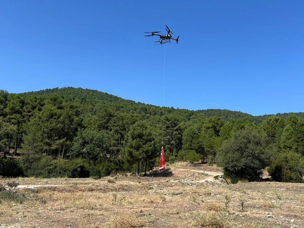 DJI FlyCart 30 transportando material de obra colgado del cabrestante en la Serranía de Cuenca (Uña)