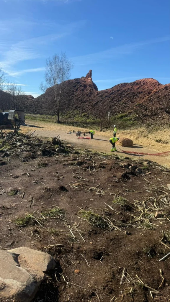 Equipo de CargaDron cargando una red de paja junto al FlyCart 30 en la base de operaciones de Las Médulas