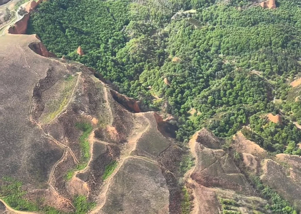Ladera quemada en Las Médulas vista desde el aire tras el incendio de Yeres