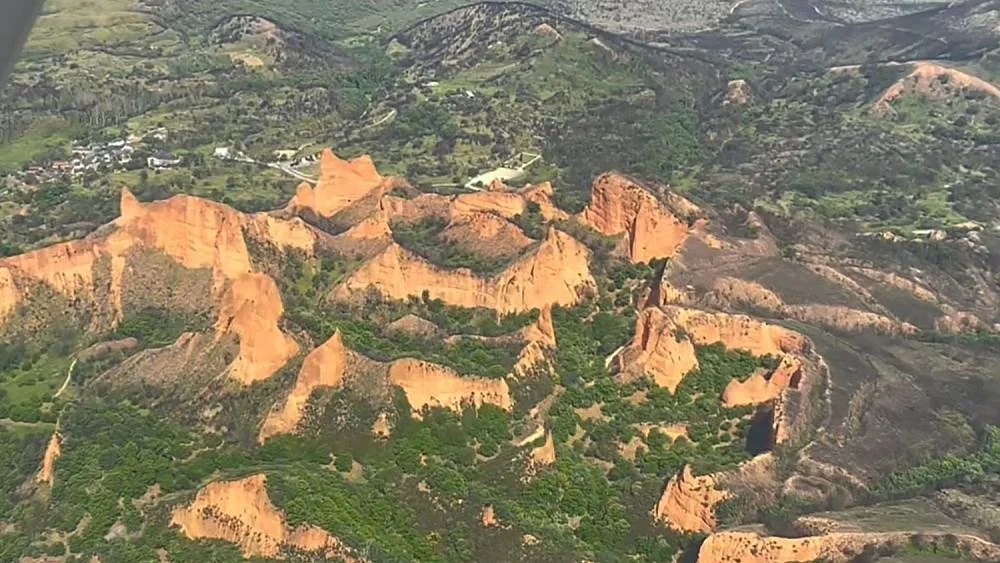 Vista aérea de Las Médulas con las laderas rebrotadas tras el mulching con dron