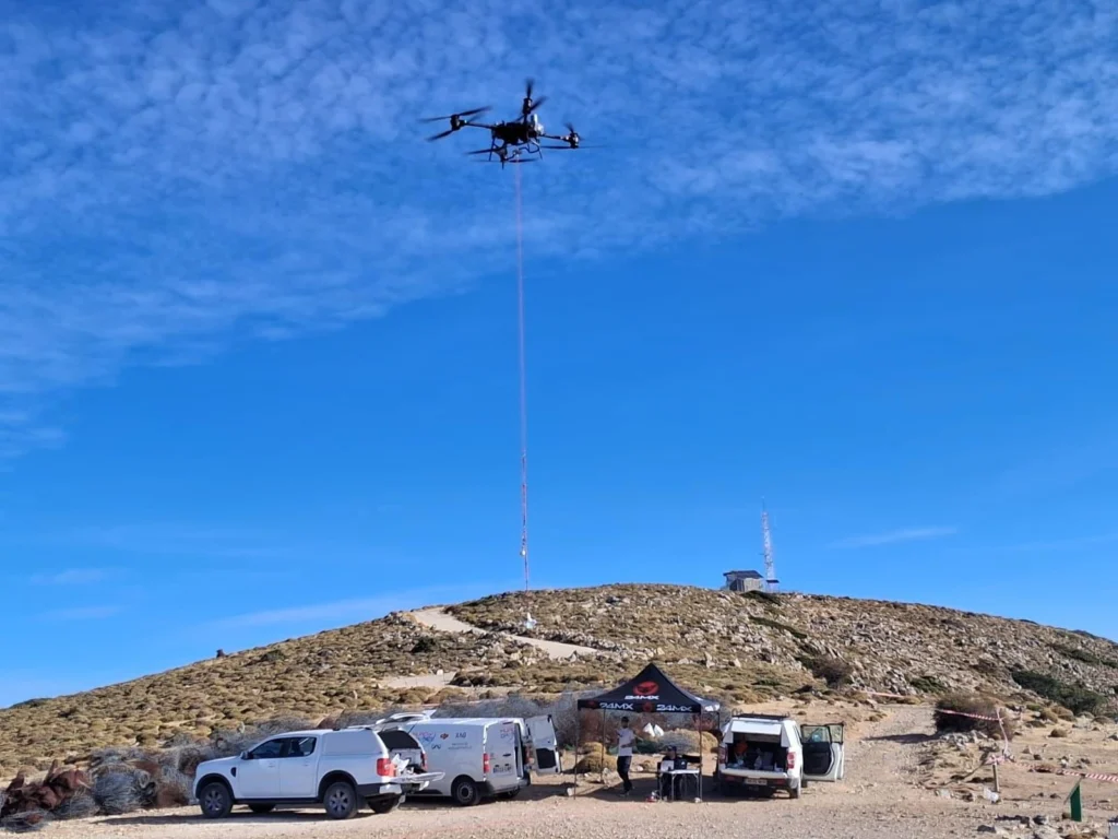 Base de operaciones de transporte con dron en la Serranía de Ronda, FlyCart 30 en vuelo con carga suspendida